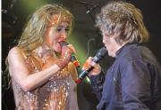 Milei cantó con Fátima Florez en el Teatro Roxy y luego encabezó el “Derecha Fest”