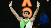 Quiere hacer historia en Melbourne: Carlos Alcaraz venció a Alex de Miñaur y jugará por primera vez las semis del Abierto de Australia