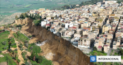 Pueblo italiano quedó al borde de un barranco gigante tras deslizamiento de tierra por fuertes lluvias