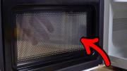 Por qué la puerta del microondas tiene una rejilla de puntos negros y qué significa