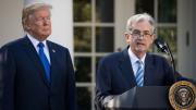 Más presión sobre la Fed: Donald Trump tildó a Jerome Powell de “imbécil” y exige las tasas “más bajas del mundo”