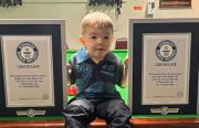 Niño de dos años bate dos récord Guinness de billar