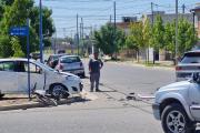 Dos mujeres hospitalizadas por un choque en Roca: un auto terminó sobre la vereda por el impacto
