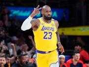 LeBron James alcanza los 60.000 minutos en la NBA en el duro regreso a Cleveland