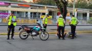 Un joven huyó tras un accidente en moto y abandonó a su acompañante herido