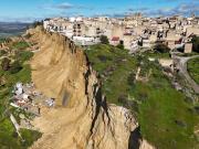 Italia: la tierra se sigue moviendo en Sicilia y una ciudad se hunde en el vacío