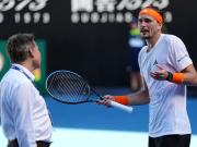 La furia de Alexander Zverev tras su dramática derrota con Carlos Alcaraz en el Abierto de Australia: insultos en pleno partido y favoritismos