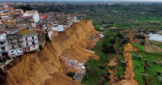 Alerta en Italia: la tierra se sigue moviendo en Sicilia y una ciudad se hunde en el vacío