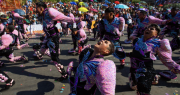 ¡Calor y humedad! El Carnaval Con la Fuerza del Sol desafía al verano extremo