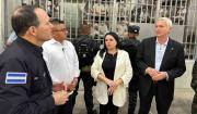 Kast visita megacárcel para “estudiar” modelo de Bukele
