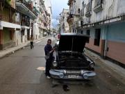 Los cubanos luchan por sobrevivir mientras Estados Unidos estrecha el cerco sobre la isla para derrocar al régimen comunista