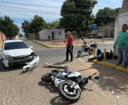 Motorizado herido al chocar contra un carro en el barrio Los Andes de Maracaibo