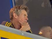 Del cine a la Bombonera: el “Duende Verde” apareció con la camiseta de Boca