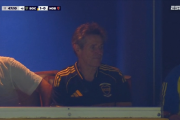 Sorpresa en la Bombonera: Willem Dafoe dijo presente en el partido entre Boca y Newell’s