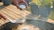 Colocar azúcar en la parrilla: por qué recomiendan hacerlo y cuál es el mejor momento