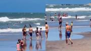 Impactante video: guardavidas de Mar del Plata rescataron a tres niños que se los llevó el mar