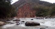 Hombre de 21 años desaparece tras caer al río mientras pescaba en Chuquisaca