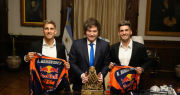 Milei volvió a la actividad oficial recibiendo a los ganadores del Dakar
