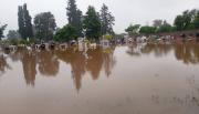 Impactante escena en El Galpón: rompieron el muro del cementerio para que el agua pudiera drenar