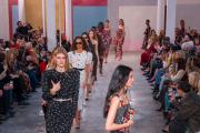 Carolina Herrera celebra a las mujeres de las artes en su desfile en Nueva York