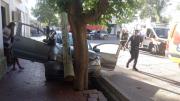 Violento choque en San Martín dejó dos heridos y un auto incrustado contra un árbol