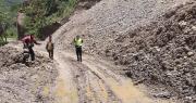 La Paz: Dos camiones quedan atrapados en un río y se reportan derrumbes en la carretera a los Yungas