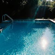 Se tiró a la pileta desde una terraza para imitar a Charly García y terminó inconsciente