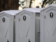 Hallaron a una bebé recién nacida sin vida en el depósito de un baño químico: conmoción e investigación en curso