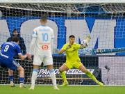 El picante duelo entre Rulli y Panichelli, compañeros en la Selección Argentina, en un penal en la Liga de Francia, que tiene nuevo líder
