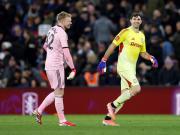 Dibu Martínez tuvo que salir al rescate del Aston Villa y terminó en pesadilla: le hicieron tres goles para eliminarlo de la FA Cup