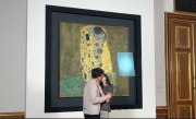 Besarse ante El Beso de Gustav Klimt, una cita de San Valentín que combina amor y arte