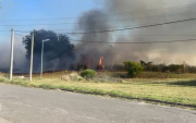 VIDEO.- Fuego y tensión en Gorina: un incendio en un descampado mantuvo en vilo a los vecinos