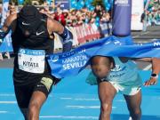 El increíble final del maratón de Sevilla: corrieron los 42,195 kilómetros y el ganador se definió por photo finish