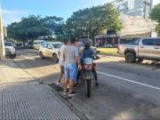 Delivery casi sufre accidente tras ataque con globos; padres de los jóvenes intentaron agredirlo