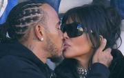 Kim Kardashian y Lewis Hamilton oficializaron su relación en público, un beso estalló las redes