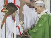 Cuando las monaguillas al lado del papa León XIV en el altar se transforman en noticia