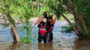 Rescatan a ocho turistas atrapados por la crecida de un río en Córdoba