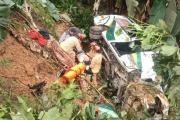Buseta de turistas cae al abismo en la vía Cuenca