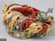 Así quedó la corona robada en el Museo del Louvre