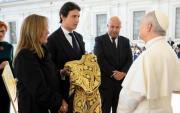 Andrés Roca Rey tuvo encuentro con el papa León XIV y le entregó capote del Señor de los Milagros