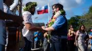 Presidente Boric comienza su gira por Rapa Nui entre críticas y protestas: “Viene por cumplir”