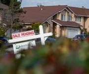 Ventas de viviendas pendientes en EE.UU. caen mientras compradores esperan con ansias