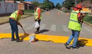 Realizan mantenimiento de señalización vial en unidades educativas para prevenir accidentes