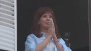 En pleno paro y en el día de su cumpleaños, Cristina Kirchner salió a saludar al balcón nuevamente