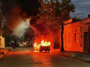 Incendio del automóvil se habría dado cuando el dueño manipulaba la batería, el foco ígneo generó además de pérdidas totales en el vehículo, daños en finca cercana