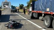 Siniestro de tránsito entre tres autos y una moto dejó a dos personas heridas graves