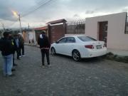 Un arma, ropa y celulares en vehículo abandonado