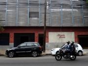 Cerró un albergue transitorio histórico y cada vez hay menos telos en Flores: el efecto inmobiliario y qué pasa en otros barrios