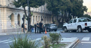 Un violento accidente en pleno centro de La Plata dejó heridos tras el choque entre un auto y una camioneta