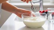 Mezclar yogur con bicarbonato en el baño: para qué sirve y cuál es el beneficio